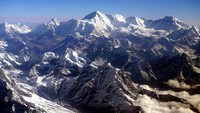 Gunung berusia 50-60 juta tahun ini bertambah tinggi setengah meter per abad. Paula Bronstein/Getty Images.