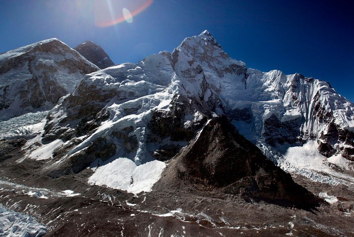 Gunung tertinggi di dunia, Gunung Everest, tercatat bertambah tinggi 86 centimeter dibanding sebelumnya.