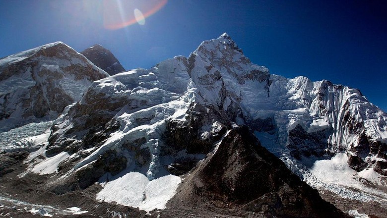 Nah Loh! Gunung Everest Tercatat Bertambah Tinggi Lho Gunung tertinggi di dunia, Gunung Everest, tercatat bertambah tinggi 86 centimeter dibanding sebelumnya.