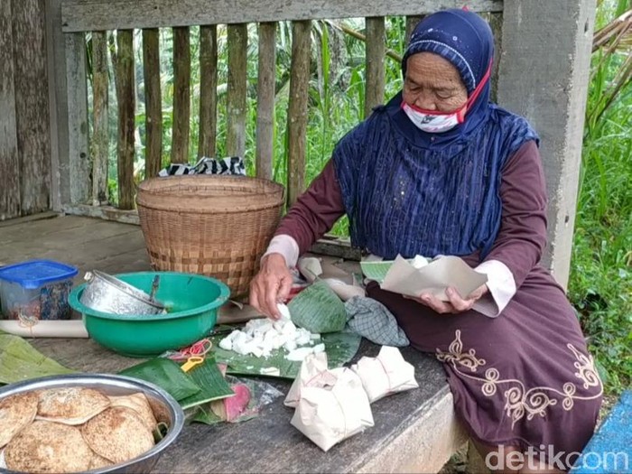 Namanya Miskinem (80). Dia tinggal di Dusun Ngandong, Desa Sidomulyo, Kecamatan Kebonagung, tapi warga sekitar mengenalnya dengan sapaan Simis.