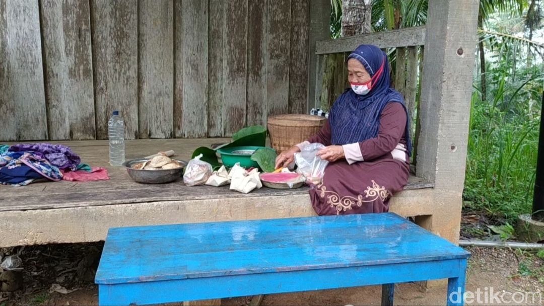 Namanya Miskinem (80). Dia tinggal di Dusun Ngandong, Desa Sidomulyo, Kecamatan Kebonagung, tapi warga sekitar mengenalnya dengan sapaan Simis.