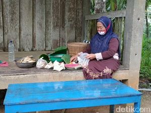 Nenek Simis di Pacitan Jual Jajanan Legendaris Hari Pahing dan Kliwon