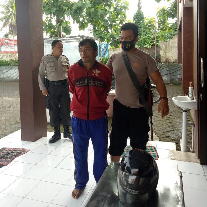 Polisi mengamankan pria yang diduga membunuh Buni (28), ibu rumah tangga warga Dusun Siraan, Desa Tisnogambar, Kecamatan Bangsalsari. Pria yang diamankan itu tak lain merupakan suami korban sendiri.