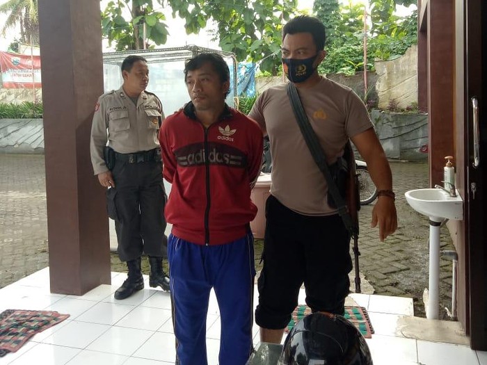 Polisi mengamankan pria yang diduga membunuh Buni (28), ibu rumah tangga warga Dusun Siraan, Desa Tisnogambar, Kecamatan Bangsalsari. Pria yang diamankan itu tak lain merupakan suami korban sendiri.
