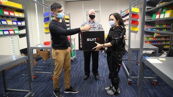 President of Sampoerna University Dr Marshall Schott didampingi Head of Mechanical and Manufacturing Lab of Sampoerna University Aditiya Harjon, M.Phil menjelaskan berbagai fasilitas laboratorium yang dimiliki Faculty of Engineering & Tecnology Sampoerna University termasuk alat Exoskeleton suit yang berfungsi membantu pekerja untuk tetap aman memindahkan barang berat dalam rangkaian acara Faculty Tour “Bright Future Festival” di Sampoerna University, LAvenue Building, Pancoran, Jakarta Selatan, Jumat (11/12/2020).