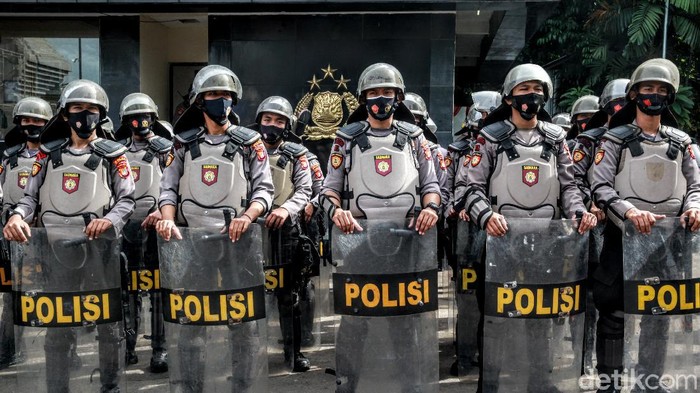 Pengamanan terus dilakukan Polda Metro Jaya saat pemeriksaan Habib Rizieq Shihab. Sejumlah personel polisi membuat barikade.