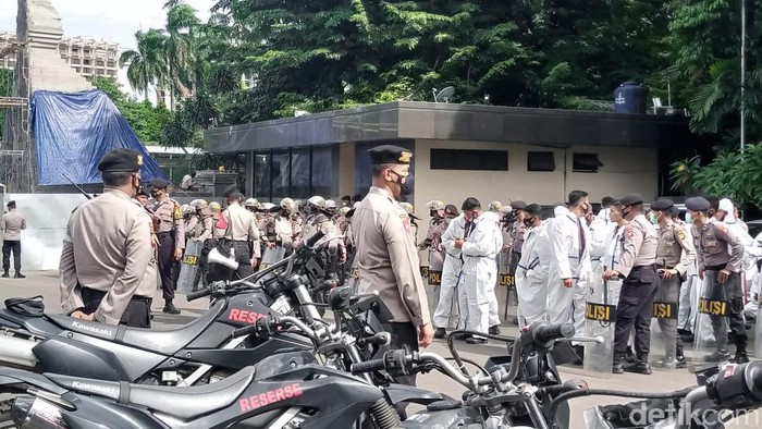 Polisi bersiaga di Polda Metro Jaya jelang kedatangan Habib Rizieq