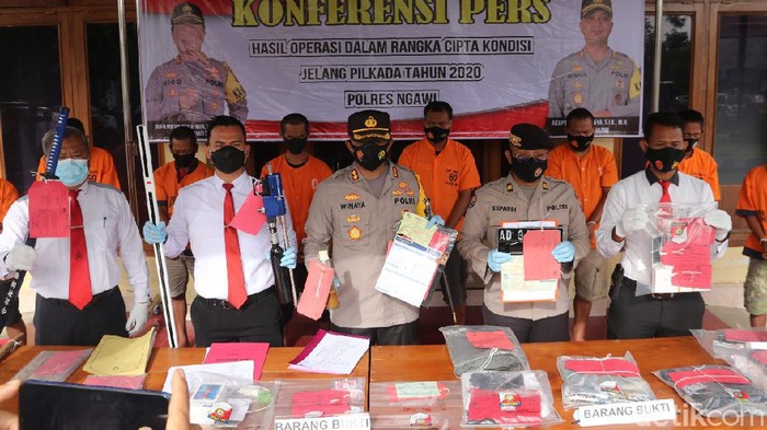 Polisi Ngawi menanggapi soal samurai gagang biru yang beredar di Twitter. Pihaknya menegaskan bahwa kemiripan barang bukti samurai di Polres Ngawi dan Polda Metro Jaya hanya kebetulan.