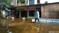 Senada diungkapkan warga lainnya, Sulkan. Menurutnya air genangan banjir di desanya cenderung naik. Meski mengalami kenaikan, kata dia, warga belum berkeinginan untuk mengungsi.