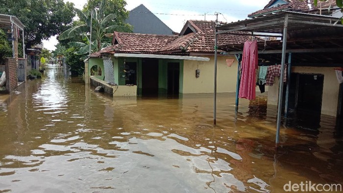 Potret Ratusan Rumah di Kudus Terendam Banjir Banjir yang merendam rumah warga di Desa Jati Wetan, Kecamatan Jati, Kudus, Jawa Tengah, belum surut. Warga memilih untuk bertahan di rumah yang terendam banjir.