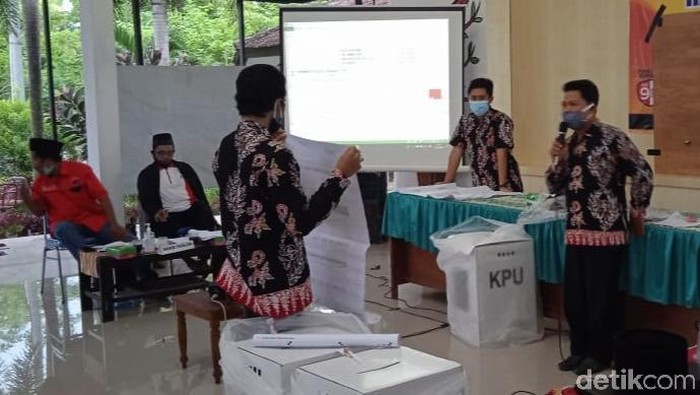 Sistem Informasi Rekapitulasi (Sirekap untuk mengetahui perolehan suara secara cepat sulit diakses. Di beberapa kecamatan di Banyuwangi, rekapitulasi suara memakan waktu hingga berjam-jam.