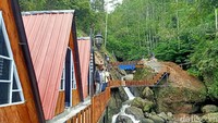 Bebatuan yang besar, jembatan yang cantik serta rumah-rumah mini membuat rest area yang berada di jalur wisata Dieng ini cocok untuk berswafoto.