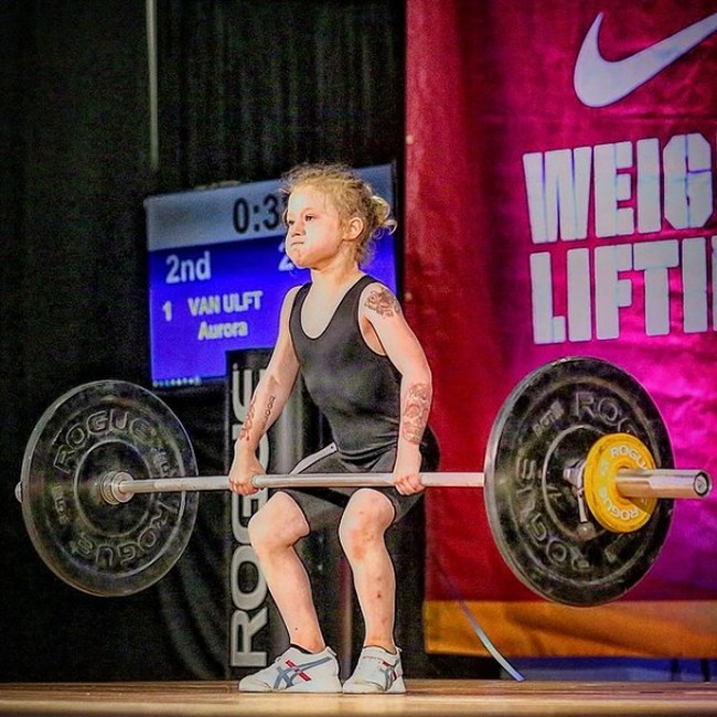 Jadi atlet angkat besi memang sudah jadi pilihan Rory sendiri. Dia mengaku suka berlatih agar jadi lebih kuat. Foto: Instagram/@roryvanulft
