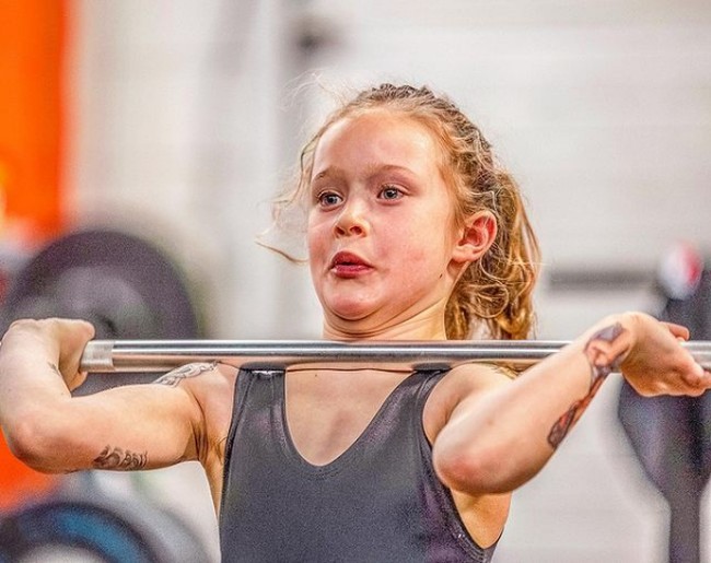 Jadi atlet angkat beban di usia masih sangat muda sempat membuat Rory jadi kontroversi. Banyak orang menganggap olahraga tersebut bisa membuatnya cedera. Foto: Instagram/@roryvanulft
