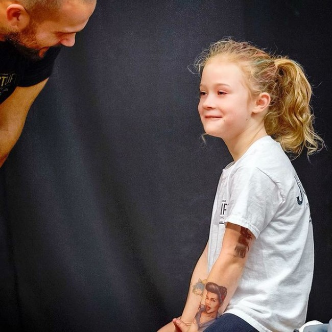 Namun baik keluarga dan pelatih gadis cilik itu mengelaknya. Dikatakan jika dokter keluarga dan dokter anak selalu memperhatikan kesehatannya, begitu juga para pelatih. Foto: Instagram/@roryvanulft