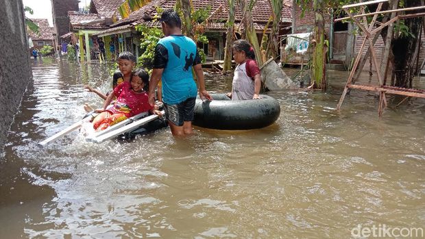 Rumah warga di Desa Jati Wetan, Kecamatan Jati, Kudus, yang terendam banjir, Sabtu (12/12/2020).