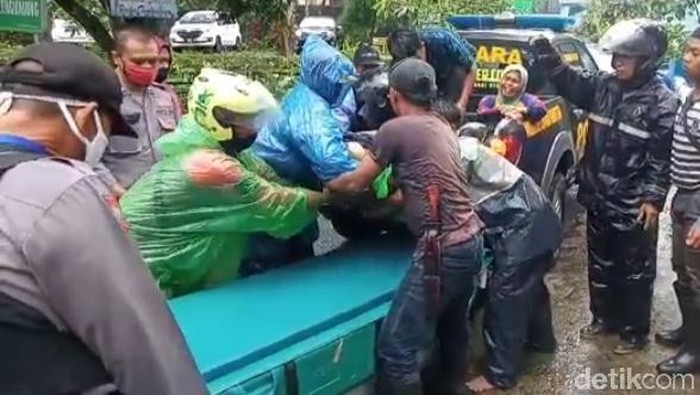 Seorang petani tewas diterjang air bah di lereng Gunung Ijen. Korban terseret arus bersama 6 rekannya.