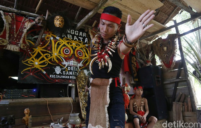 suku dayak salako di sajingan besar