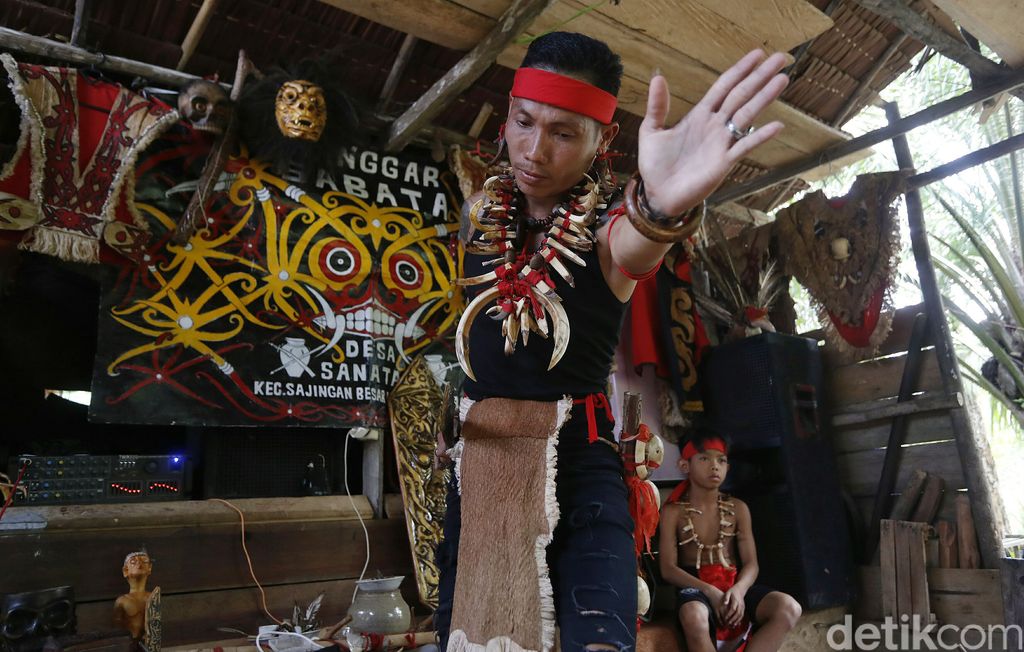 suku dayak salako di sajingan besar