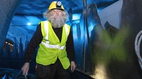 Bundaran di terowongan bawah laut ini didesain oleh seniman Trondur Patursson. Terowongan bawah laut memperpendek waktu berkendara dari Tórshavn (ibu kota Faroe) di pulau Streymoy, ke pusat-pusat Runavík dan Strendur, di pulau Eysturoy. Perjalanan yang biasanya ditempuh sejam kini bisa hanya 16 menit karena memotong kompas.