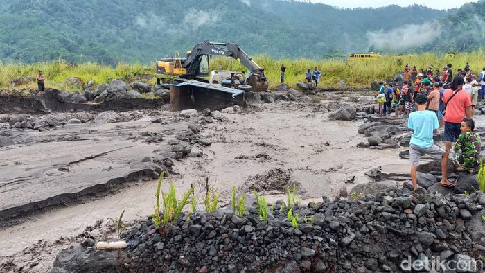 Truk Pasir Terseret Banjir Lahar Hujan Gunung Semeru hingga Ringsek