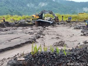 Detik-detik Truk Pasir Terseret Banjir Lahar Hujan Semeru
