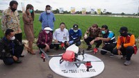 Bayer Indonesia bersama Kepala Dinas Pertanian dan Kepala Dinas DPMD Provinsi Banten serta mitra menyaksikan peragaan teknologi drone terkini  untuk pertanian sebagai bagian program Better Life Farming.