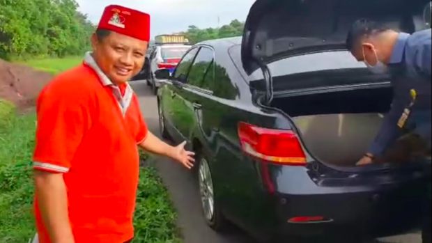 Ban Uu Ruzhanul Ulum bocor di jalan tol cipali