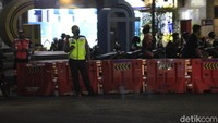 Kendati begitu, bila dibandingkan dengan pekan lalu, jumlah warga yang datang ke dua jalan tersebut cenderung lebih sedikit. Sebabnya, pihak kepolisian melakukan penutupan jalan satu jam lebih cepat, yakni sekitar pukul 19.00 WIB.