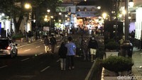 Begini suasana di salah satu pusat keramaian i Jalan Braga dan Jalan Asia Afrika, Kota Bandung pada Sabtu (12/12).