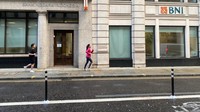 Peserta BNI-ITB Virtual Ultra Marathon 2020 berlari melintasi Gedung BNI London. (dok. BNI)