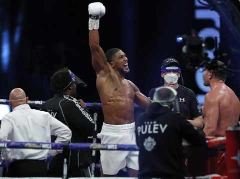 anthony joshua kubrat pulev tinju kelas berat anthony joshua vs kubrat pulev World Heavyweight boxing champion Britain's Anthony Joshua celebrates after beating challenger Bulgaria's Kubrat Pulev to win their Heavyweight title fight at Wembley Arena in London Saturday, Dec. 12, 2020. (Andrew Couldridge/Pool via AP)