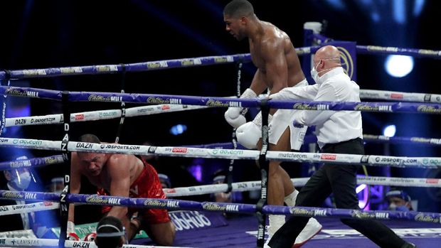 anthony joshua kubrat pulev tinju kelas berat anthony joshua vs kubrat pulev LONDON, ENGLAND - DECEMBER 12: The referee stops the fight as Anthony Joshua knocks down Kubrat Pulev during the IBF, WBA, WBO and IBO World Heayweight Title fight between Anthony Joshua and Kubrat Pulev at The SSE Arena, Wembley on December 12, 2020 in London, England. A limited number of fans (1000) are welcomed back to sporting venues to watch elite sport across England. This was following easing of restrictions on spectators in tiers one and two areas only. (Photo by Andrew Couldridge - Pool/Getty Images)