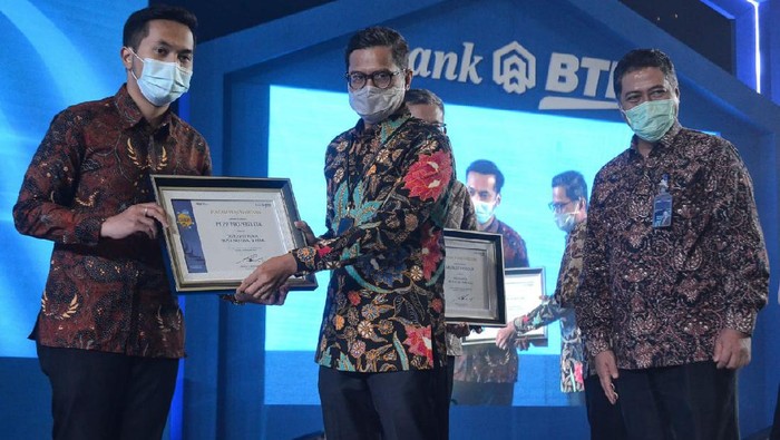 Apresiasi untuk Para Pengembang Berkualitas Direktur Utama PT Bank Tabungan Negara (Persero) Tbk. Pahala Nugraha Mansury didampingi Direktur Consumer and Commercial Banking Bank BTN Hirwandi Gafar (kanan) memberikan penghargaan bagi para pengembang di Jakarta, pekan ini. Penghargaan tersebut merupakan wujud apresiasi perseroan atas dukungan para pengembang dalam membantu Bank BTN menyediakan rumah berkualitas bagi masyarakat. Hingga kini, Bank BTN didukung lebih dari 5.000 pengembang untuk menyediakan hunian yang terjangkau bagi masyarakat Indonesia.