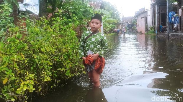 Banjir yang menggenangi Dukuh Sayung, Demak, Minggu (13/12/2020)
