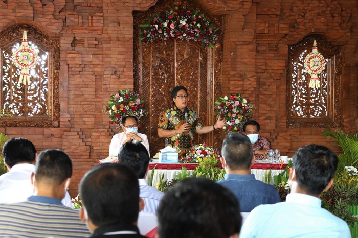 Bupati Badung I Nyoman Giri Prasta berjanji akan tetap melanjutkan program pro rakyat untuk masyarakat meskipun di tengah pandemi COVID-19.