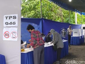 KPPS Tandai Surat Suara, Warga Kedurus Surabaya Coblos Ulang Hari Ini