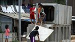Di Cileungsi, Beton Saluran Air Jadi Arena Bermain Anak