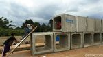 Di Cileungsi, Beton Saluran Air Jadi Arena Bermain Anak