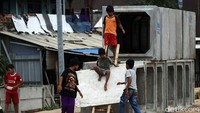 Mereka terlihat gembira, meski sangat beresiko bahaya dengan permainannya.