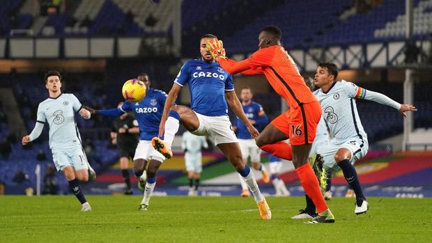 Edouard Mendy LIVERPOOL, ENGLAND - DECEMBER 12: Dominic Calvert-Lewin of Everton clashes with Edouard Mendy of Chelsea which leads to a penalty awarded to Everton during the Premier League match between Everton and Chelsea at Goodison Park on December 12, 2020 in Liverpool, England. A limited number of spectators (2000) are welcomed back to stadiums to watch elite football across England. This was following easing of restrictions on spectators in tiers one and two areas only. (Photo by Jon Super - Pool/Getty Images)