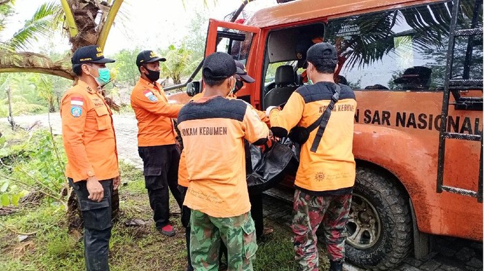 Evakuasi jenazah ABG yang terpeleset dan terjatuh di Sungai Kedung Bener, Minggu (13/12/2020).