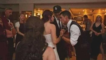 Adakah yang melihat bagian belakang sang artis? Foto: Bored Panda