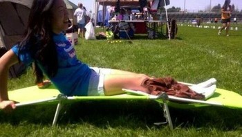 Duh kaki cewek ini terluka parah. Foto: Bored Panda