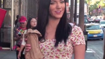 Perempuan ini membawa boneka di tangan kanannya. Foto: Bored Panda