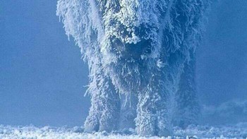 Gunung yang terturup salju yang diabadikan menggunakan drone. Foto: Bored Panda