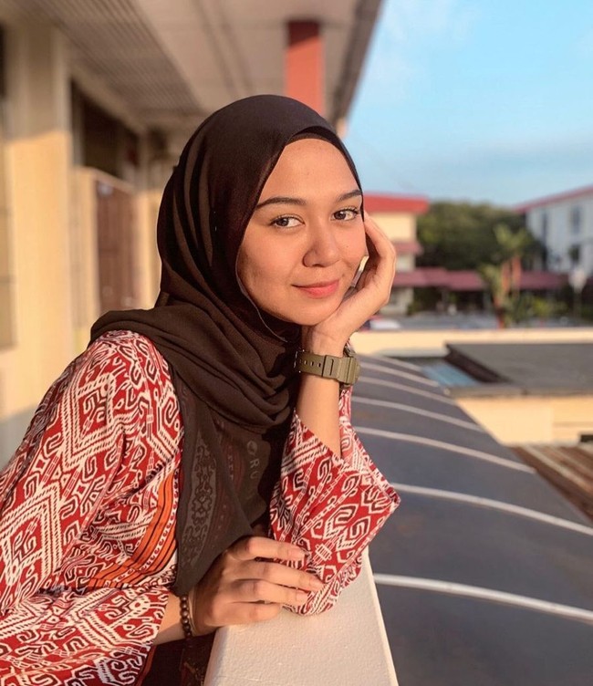 Guru cantik Zulaikha Zulkifle mencuri perhatian karena mendapat banyak cinta dari muridnya. Ia pun jadi viral di Twitter setelah berbagi foto-foto surat cinta dari murid-muridnya. Zulaikha mengajar di sekolah dasar Negeri Sembilan, Malaysia. Foto: Dok. Instagram
