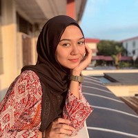 Guru cantik Zulaikha Zulkifle mencuri perhatian karena mendapat banyak cinta dari muridnya. Ia pun jadi viral di Twitter setelah berbagi foto-foto surat cinta dari murid-muridnya. Zulaikha mengajar di sekolah dasar Negeri Sembilan, Malaysia. Foto: Dok. Instagram