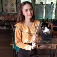 Guru TK berparas cantik, Nattaya Nat jadi viral setelah dirinya punya cara unik memberi salam pada muridnya. Namun, tak sedikit juga netizen yang salah fokus dengan wajah cantiknya. Banyak pria berharap bisa balik lagi menjadi bocah dan masuk ke kelasnya. Nattaya Nat sendiri diketahui merupakan seorang guru dari Banpruewai School di Thailand. Foto: Dok. Instagram