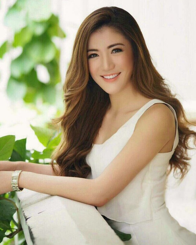 Kecantikannya membuat wanita yang berprofesi sebagai guru bernama Benjawan Som jadi viral di media sosial. Ia merupakan seorang guru bahasa Inggris dan bagian dari Easy English di sebuah sekolah bahasa di Hua Hin, Thailand. Foto: Dok. Instagram